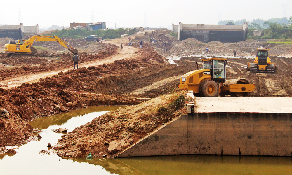 Nhà thầu thi công hạng mục nền đường gói thầu 16, dự án thành phần 2.3 thuộc đường Vành đai 4 - Vùng Thủ đô Hà Nội.