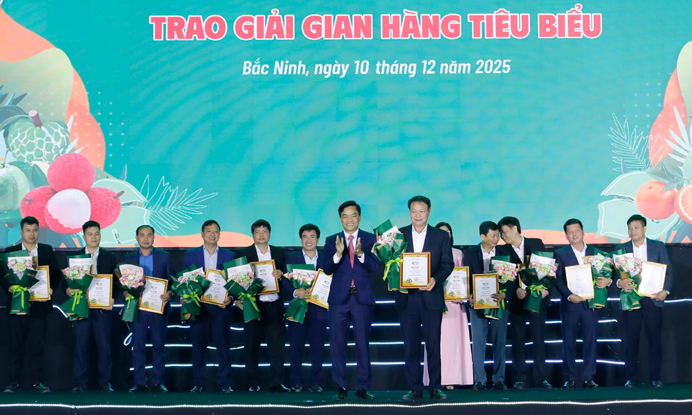 Đại diện Ban Tổ chức trao giải Nhất gian hàng tiêu biểu cho phường Chũ.