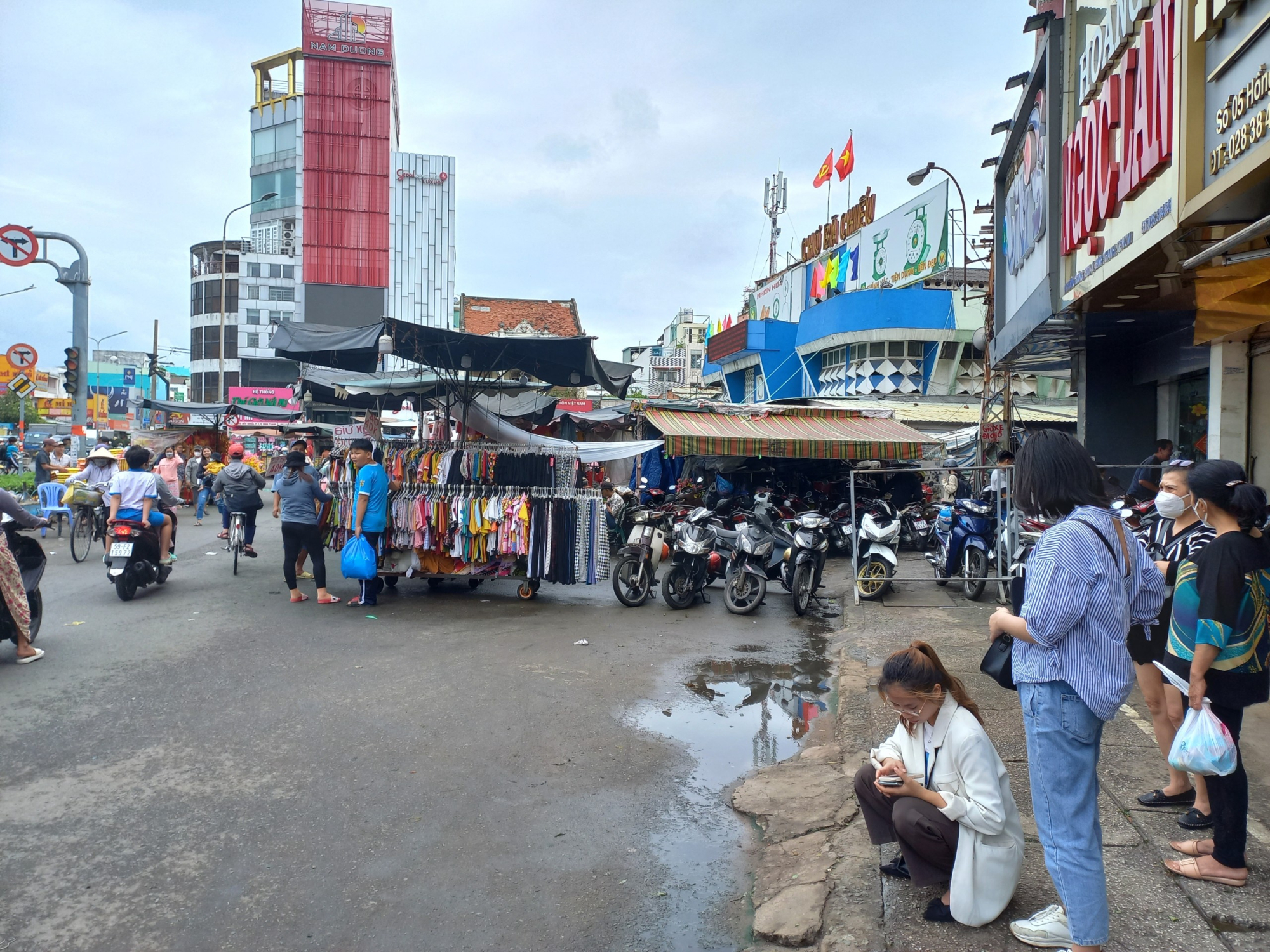 Nhóm phóng viên trẻ đã về nhiều địa phương, nhiều khu chợ để tìm kiếm gặp phỏng vấn nhiều nhân vật. Ảnh: NVCC