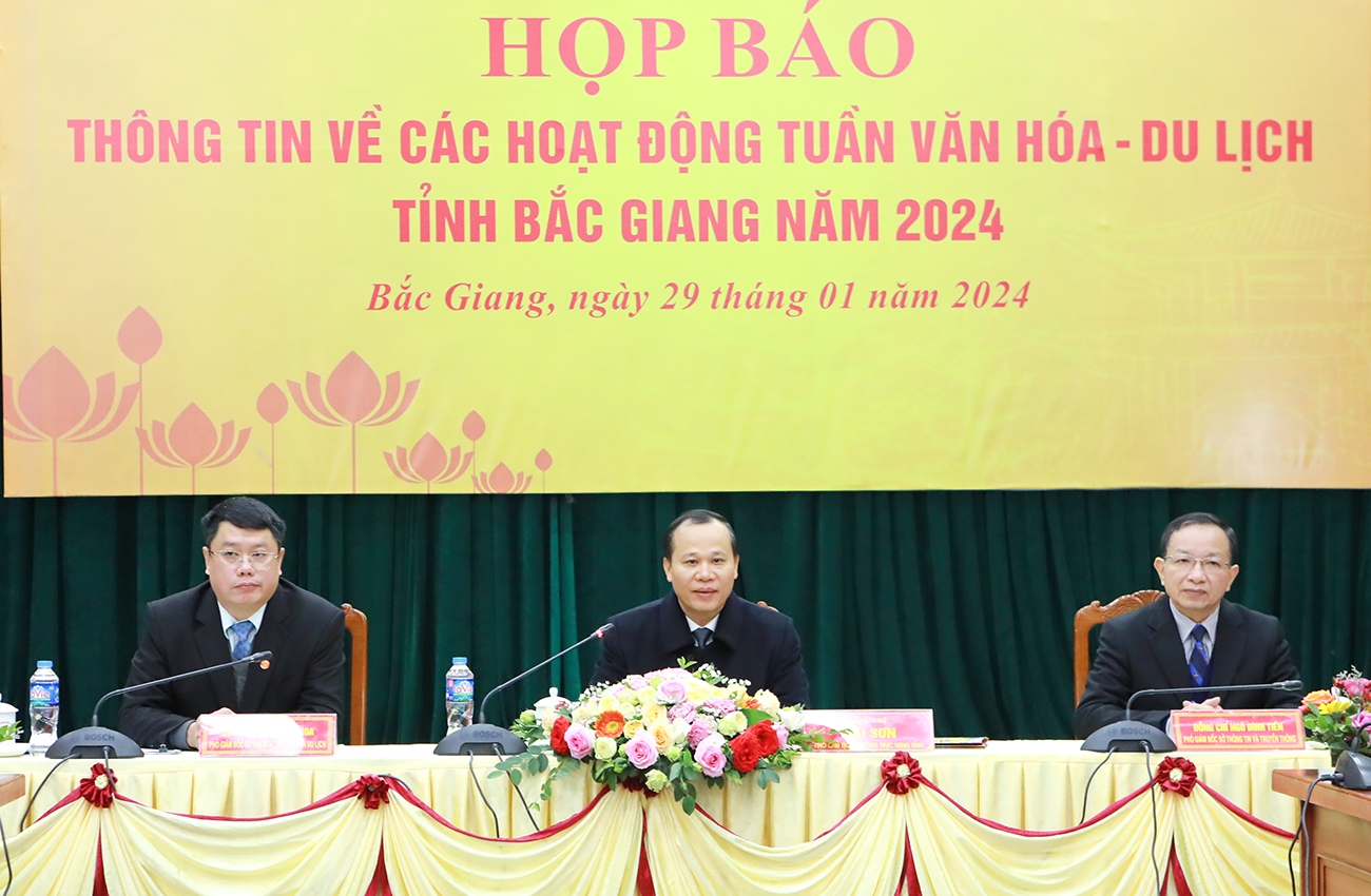Phó Chủ tịch Thường trực UBND tỉnh Mai Sơn chủ trì họp báo.