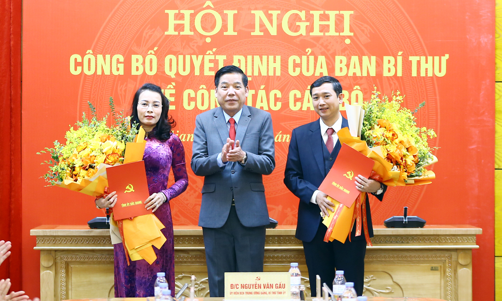 Thừa ủy quyền của Ban Bí thư T.Ư Đảng, đồng chí Nguyễn Văn Gấu trao quyết định, tặng hoa chúc mừng các đồng chí: Nguyễn Thị Hương và Nguyễn Việt Oanh.