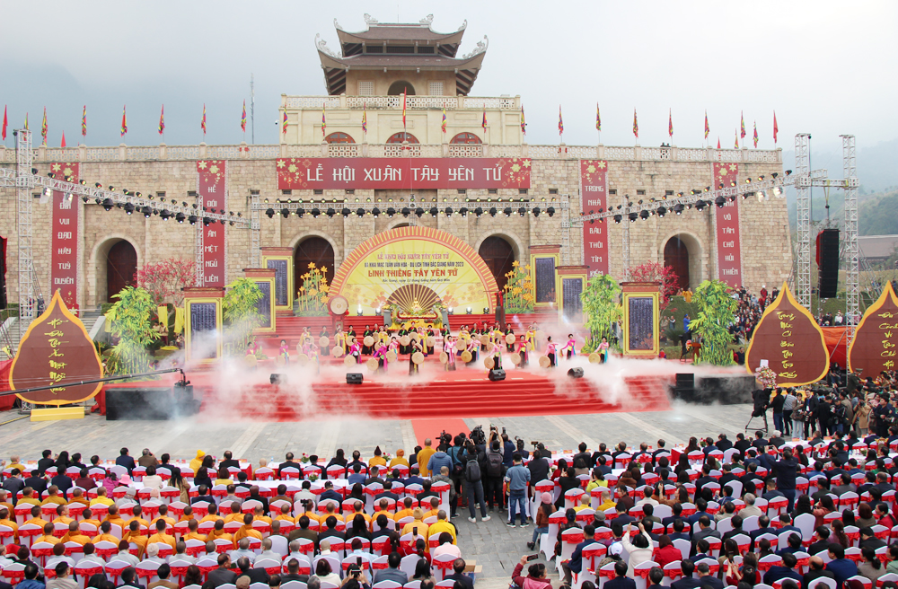 Toàn cảnh lễ khai hội.