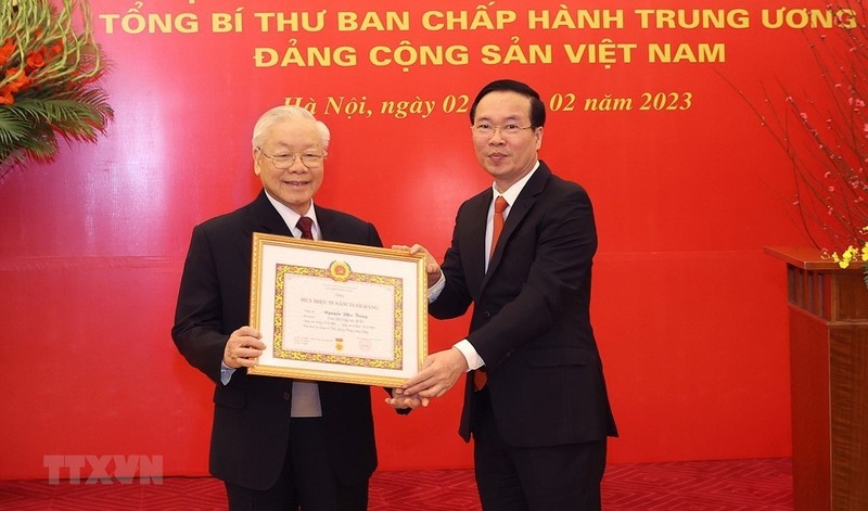 Đồng chí Võ Văn Thưởng, Ủy viên Bộ Chính trị, Thường trực Ban Bí thư trao Huy hiệu 55 năm tuổi Đảng tặng Tổng Bí thư Nguyễn Phú Trọng. (Ảnh: TTXVN)