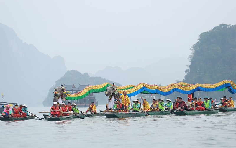 Đoàn rước trong lễ hội chùa Tam Chúc (Hà Nam).