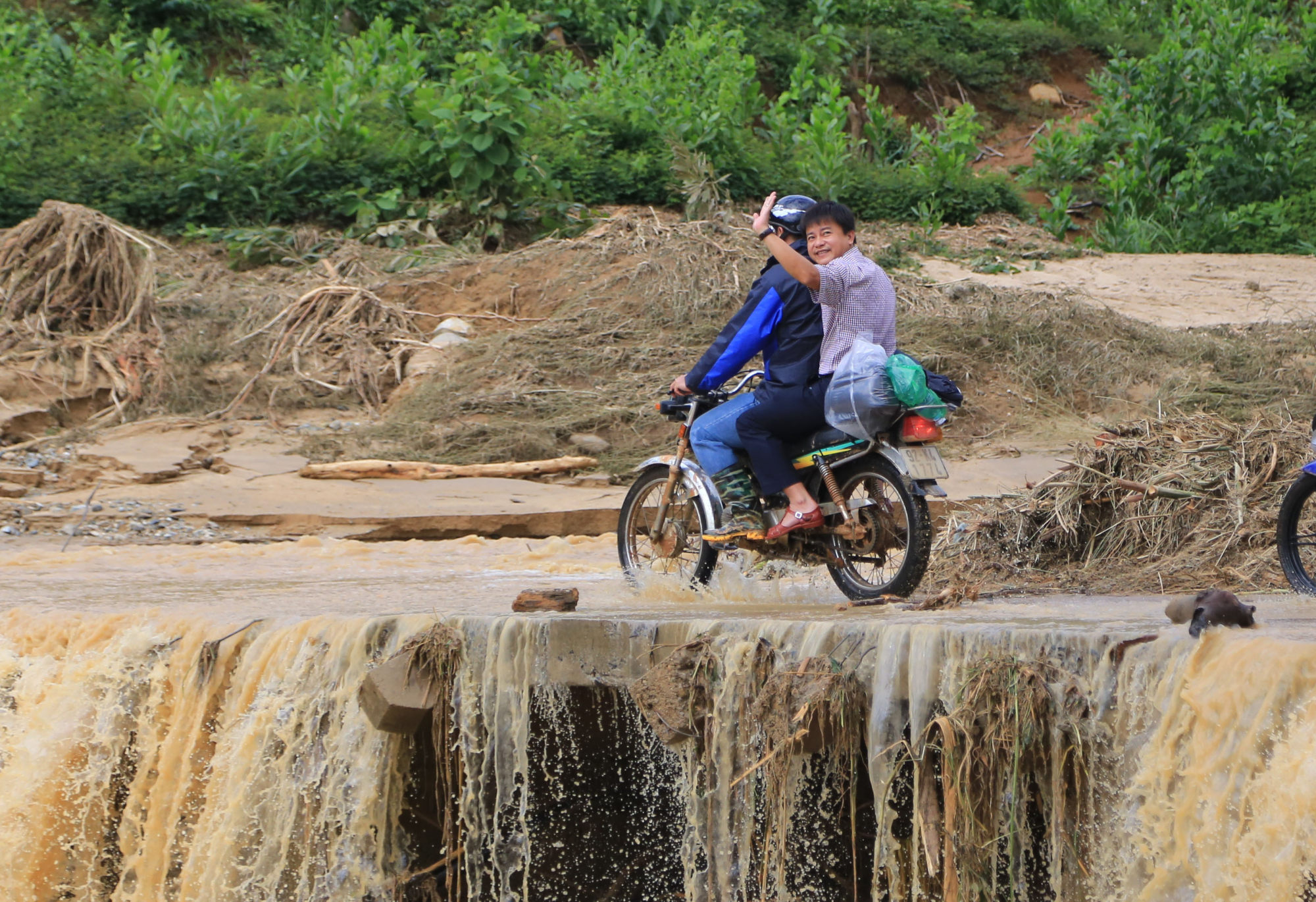 Nhà báo Thanh Hà trong một chuyến công tác lên vùng cao.