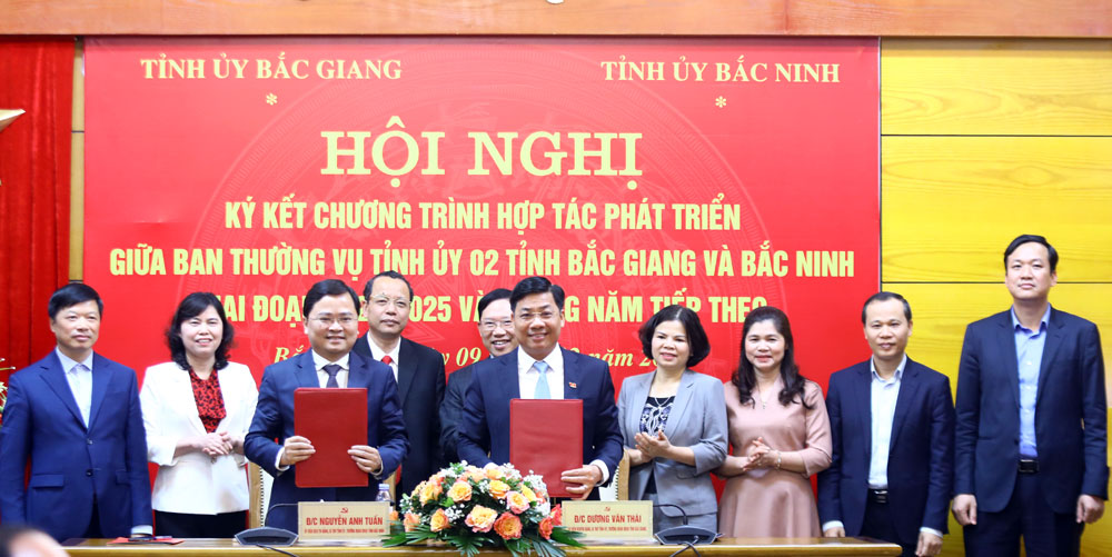 Bí thư Tỉnh ủy hai tỉnh ký kết chương trình hợp tác phát triển.