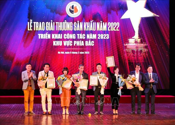 Trao giải A cho các tác phẩm xuất sắc năm 2022. Ảnh: Tuấn Đức/TTXVN