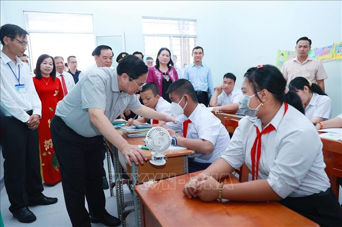 Thủ tướng Phạm Minh Chính thăm, động viên học sinh Trường nuôi dạy trẻ em khuyết tật Bến Tre. Ảnh: Dương Giang/TTXVN