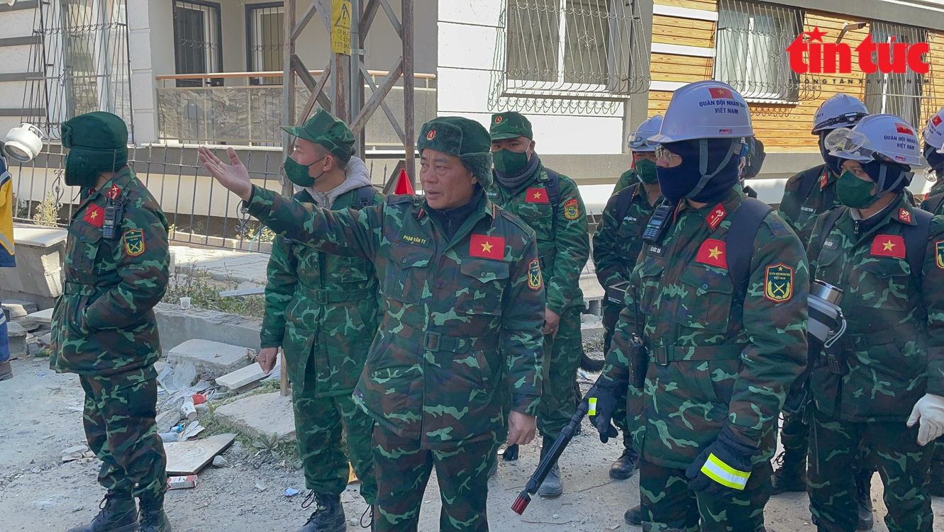 Thiếu tướng Phạm Văn Tỵ, Phó Chánh Văn phòng Thường trực Ủy ban Quốc gia ứng phó sự cố, thiên tai và tìm kiếm cứu nạn, Phó Cục trưởng Cục Cứu hộ - Cứu nạn chỉ đạo Đội tìm kiếm tại thực địa.