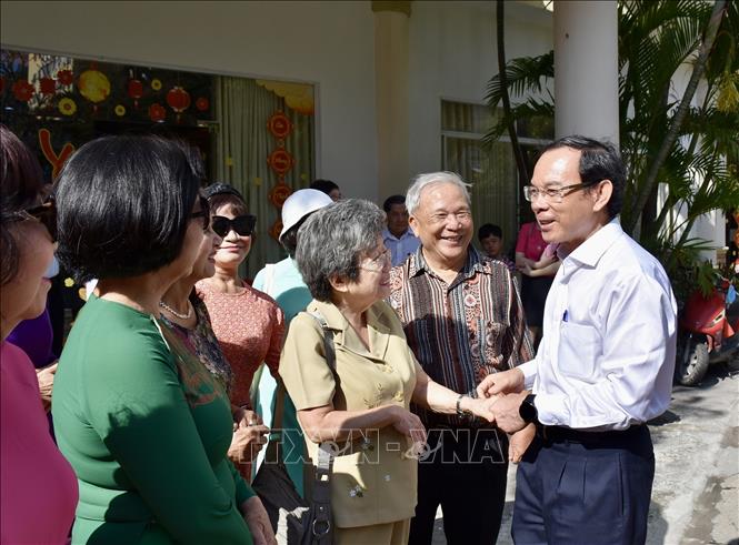 Bí thư Thành ủy Thành phố Hồ Chí Minh Nguyễn Văn Nên với các chiến sỹ cách mạng Việt Nam bị địch bắt tù đày đã tổ chức buổi họp mặt.