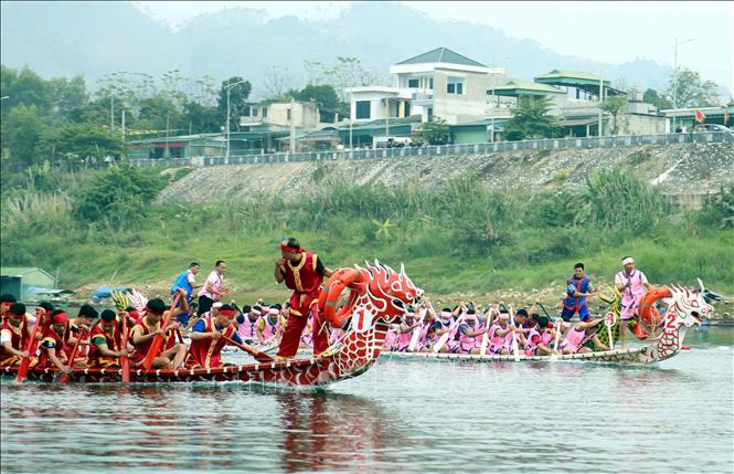 Các đội đua tranh tài quyết liệt.