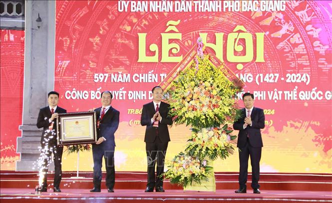 Bí thư Tỉnh ủy Bắc Giang Dương Văn Thái trao chứng nhận Lễ hội Xương Giang là Di sản văn hóa phi vật thể quốc gia cho cán bộ và nhân dân thành phố Bắc Giang.