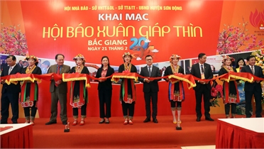 Các đại biểu cắt băng khai mạc Hội báo Xuân Giáp Thìn năm 2024.