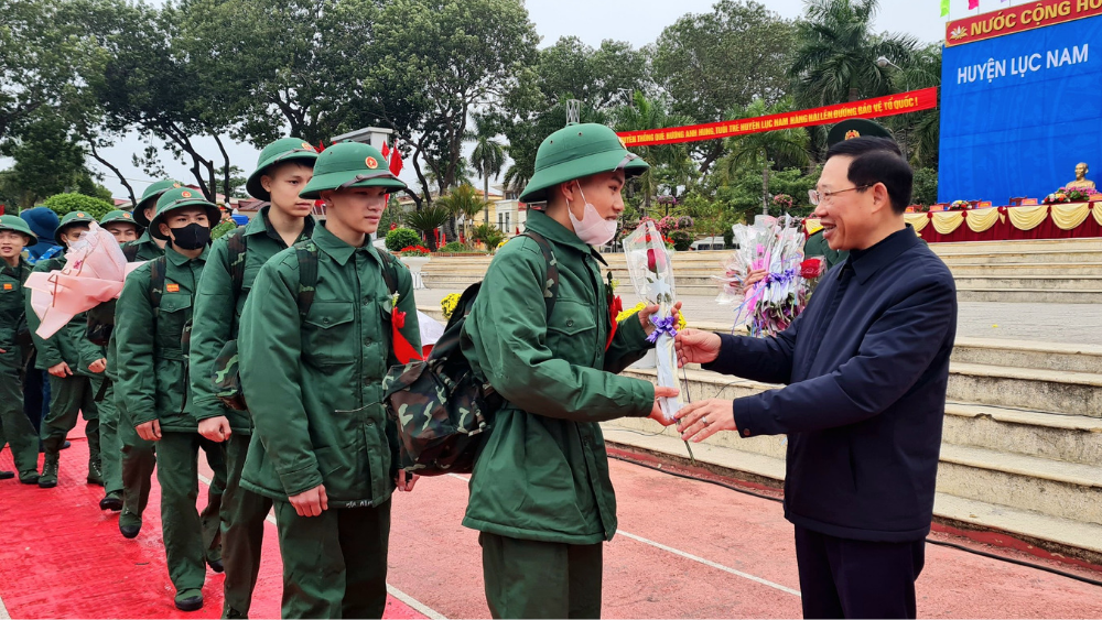 Đồng chí Lê Ánh Dương động viên tân binh.