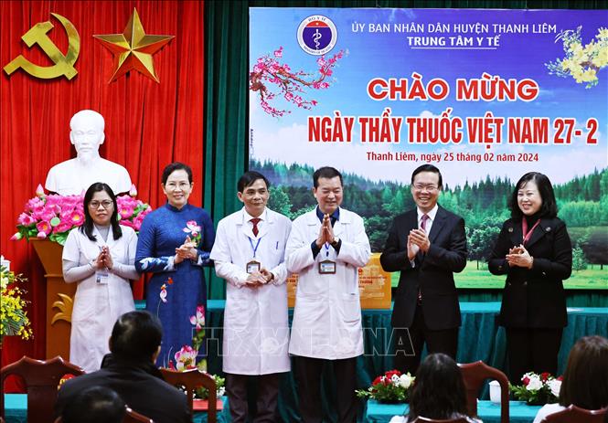 Chủ tịch nước Võ Văn Thưởng tặng quà Trung tâm Y tế huyện Thanh Liêm. Ảnh: Thống Nhất/TTXVN