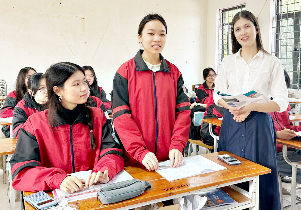 Cô giáo Hoàng Thị Thanh Quyên giảng bài cho học sinh