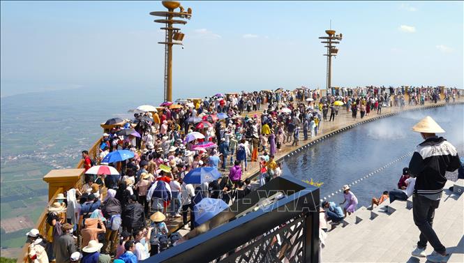 Du khách trải nghiệm du lịch trên “nóc nhà Nam Bộ” núi Bà Đen với độ cao 986m dịp Tết Nguyên đán Ất Tỵ 2025. Ảnh: Minh Phú/TTXVN