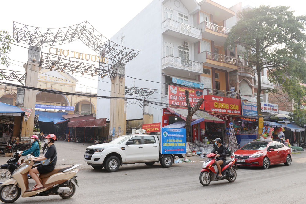 Xe tuyên truyền lưu động tại khu vực cổng chợ Thương (TP Bắc Giang).