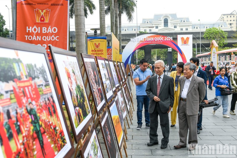 Công chúng báo chí tham quan triển lãm tại Hội Báo toàn quốc 2023. (Ảnh: THÀNH ĐẠT)