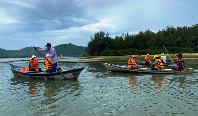 Khách du lịch tham quan đầm An Khê - nơi được xem là trái tim của văn hóa Sa Huỳnh