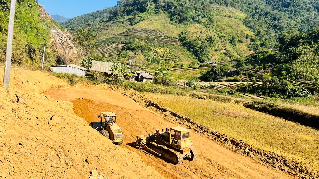 Nhà thầu đang tích triển khai dự án kết nối giao thông miền núi phía Bắc qua tỉnh Lai Châu và Yên Bái. Ảnh: BNEWS/TTXVN