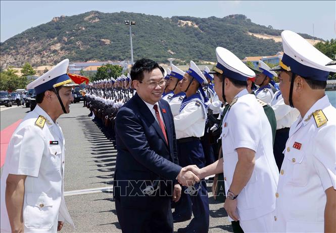 Chủ tịch Quốc hội Vương Đình Huệ với lãnh đạo đạo Bộ Tư lệnh Vùng 4 Hải quân. Ảnh: Nhan Sáng/TTXVN