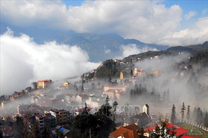 Sapa quanh năm bốn mùa thu hút khách du lịch. Khung cảnh thị trấn mơ màng, những thửa ruộng bậc thang chín vàng màu lúa, những biển mây trắng mịn như bông lững lờ giữa lưng chừng thung lũng, hay khoảnh khắc tuyệt vời khi chinh phục Fansipan khiến Sapa đều hấp dẫn không thể chối từ. Ảnh: Nhật Anh/TTXVN