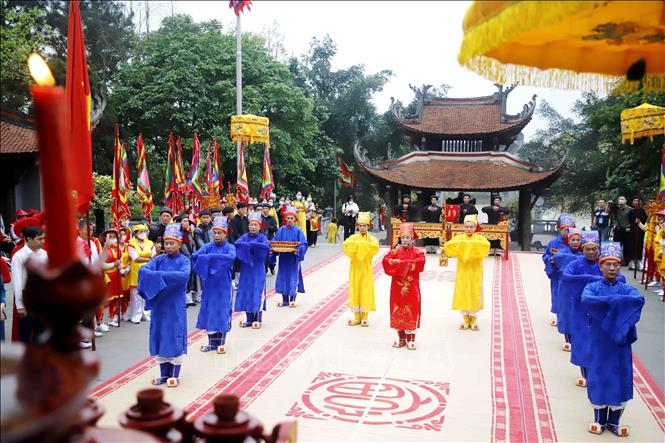 Các cụ cao niên xã Chu Hóa, thành phố Việt Trì, tỉnh Phú Thọ thực hiện nghi thức tế truyền thống tại Lễ giỗ Đức Quốc Tổ Lạc Long Quân. Ảnh tư liệu: Trung Kiên/TTXVN