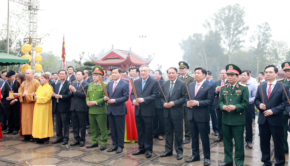 Đại biểu dâng hương tại đền thờ Hoàng Hoa Thám và nghĩa quân Yên Thế.