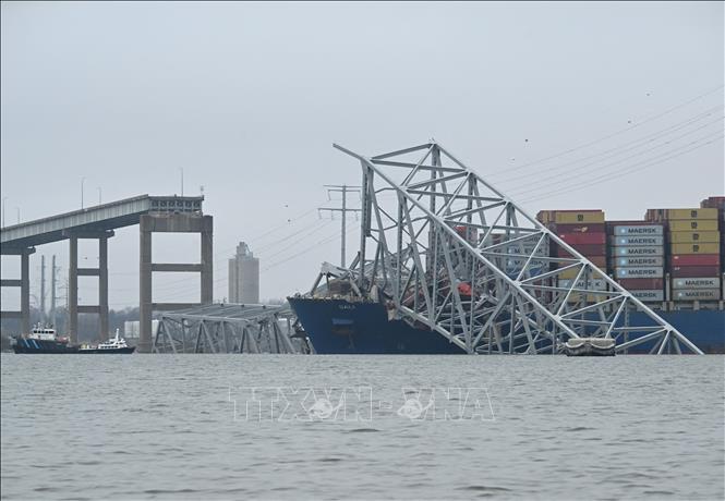 Ngày 26/3/2024, tàu container Dali treo cờ Singapore đã bất ngờ chết máy khi đang ra khỏi bến cảng Baltimore để hướng đến Sri Lanka và đâm thẳng vào cột trụ của cầu Francis Scott Key ở thành phố Baltimore thuộc bang Maryland (Mỹ). Ảnh: AFP/TTXVN