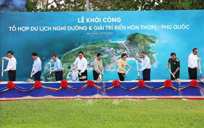 Thủ tướng Phạm Minh Chính và các đại biểu khởi công Tổ hợp du lịch nghỉ dưỡng và giải trí biển Hòn Thơm - Phú Quốc. Ảnh: Dương Giang/TTXVN