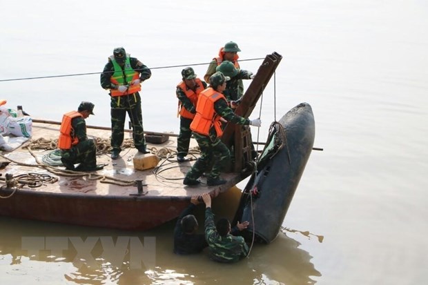 Bộ Tư lệnh Thủ đô tổ chức trục vớt thành công quả bom dài 1,6m dưới sông Hồng, gần cầu Long Biên, Hà Nội, ngày 22/6/2020. (Ảnh: TTXVN phát)