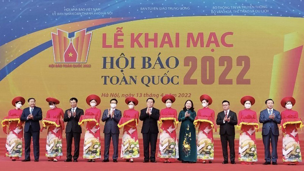 Các đại biểu cắt băng khai mạc Hội Báo toàn quốc năm 2022.