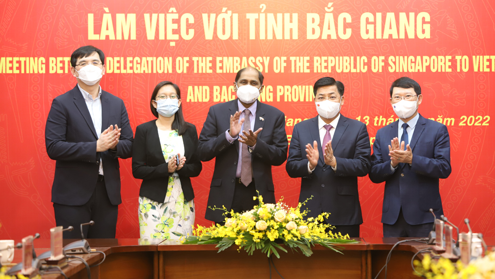 Bí thư Tỉnh ủy Dương Văn Thái và Chủ tịch UBND tỉnh Lê Ánh Dương tiếp Đại sứ Singapore tại Việt Nam

Raya Ratnam.