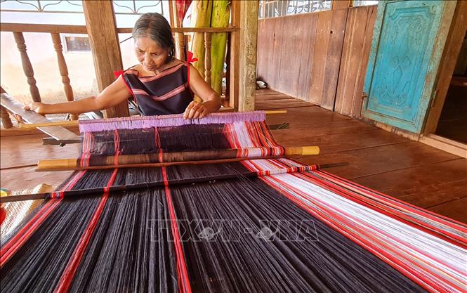 Phụ nữ Tây Nguyên giữ nghề dệt thổ cẩm để bảo tồn văn hóa dân tộc. Ảnh minh họa: Hồng Điệp/TTXVN