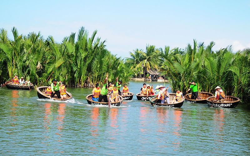 Du khách tham quan tại Rừng dừa Bảy mẫu. (Ảnh minh họa)