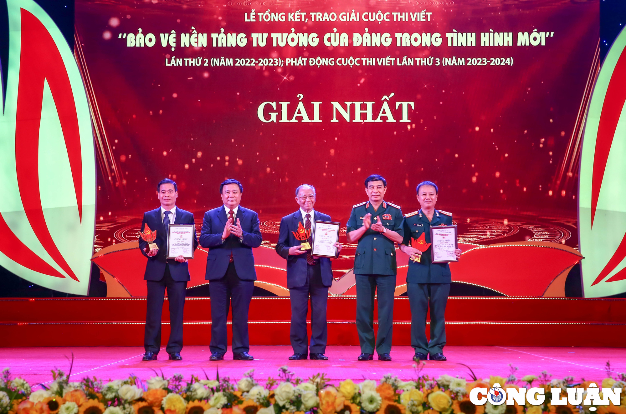 Đồng chí Đại tướng Phan Văn Giang và đồng chí Nguyễn Xuân Thắng trao thưởng cho các tác giả đoạt giải Nhất của Cuộc thi viết 