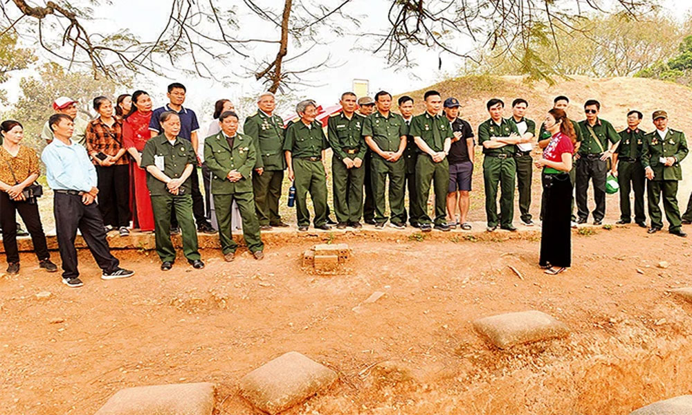 Đoàn cựu chiến binh tham quan khu di tích Đồi A1.