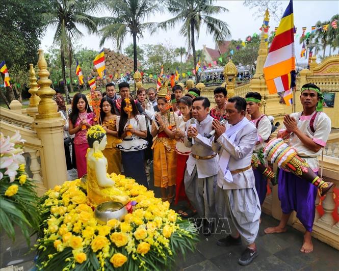 Trong khuôn khổ Ngày Văn hoá các dân tộc Việt Nam 2022, ngày 17/4/2022, tại Làng Văn hoá, Du lịch các dân tộc Việt Nam (Hà Nội), đồng bào Khmer tổ chức tái hiện Tết Chôl Chnăm Thmây. Trong ảnh: Nghi thức tắm tượng phật bằng nước ướp hương, gột rửa những điều không may mắn năm cũ để sang năm mới mọi sự được như ý. Ảnh minh họa: Tuấn Đức