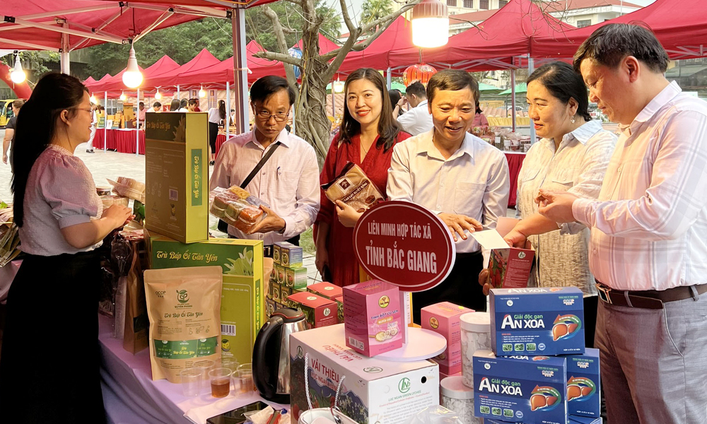 Liên minh HTX tỉnh giới thiệu các sản phẩm tiêu biểu của các HTX trên địa bàn tại tỉnh Ninh Bình.