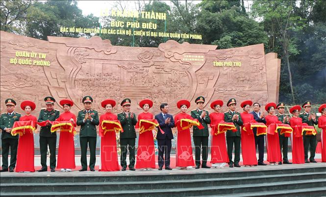 Cắt băng khánh thành bức phù điêu “Bác Hồ nói chuyện với Đại đoàn quân Tiên Phong” tại Ngã 5 Đền Giếng. Ảnh: Tạ Toàn/TTXVN
