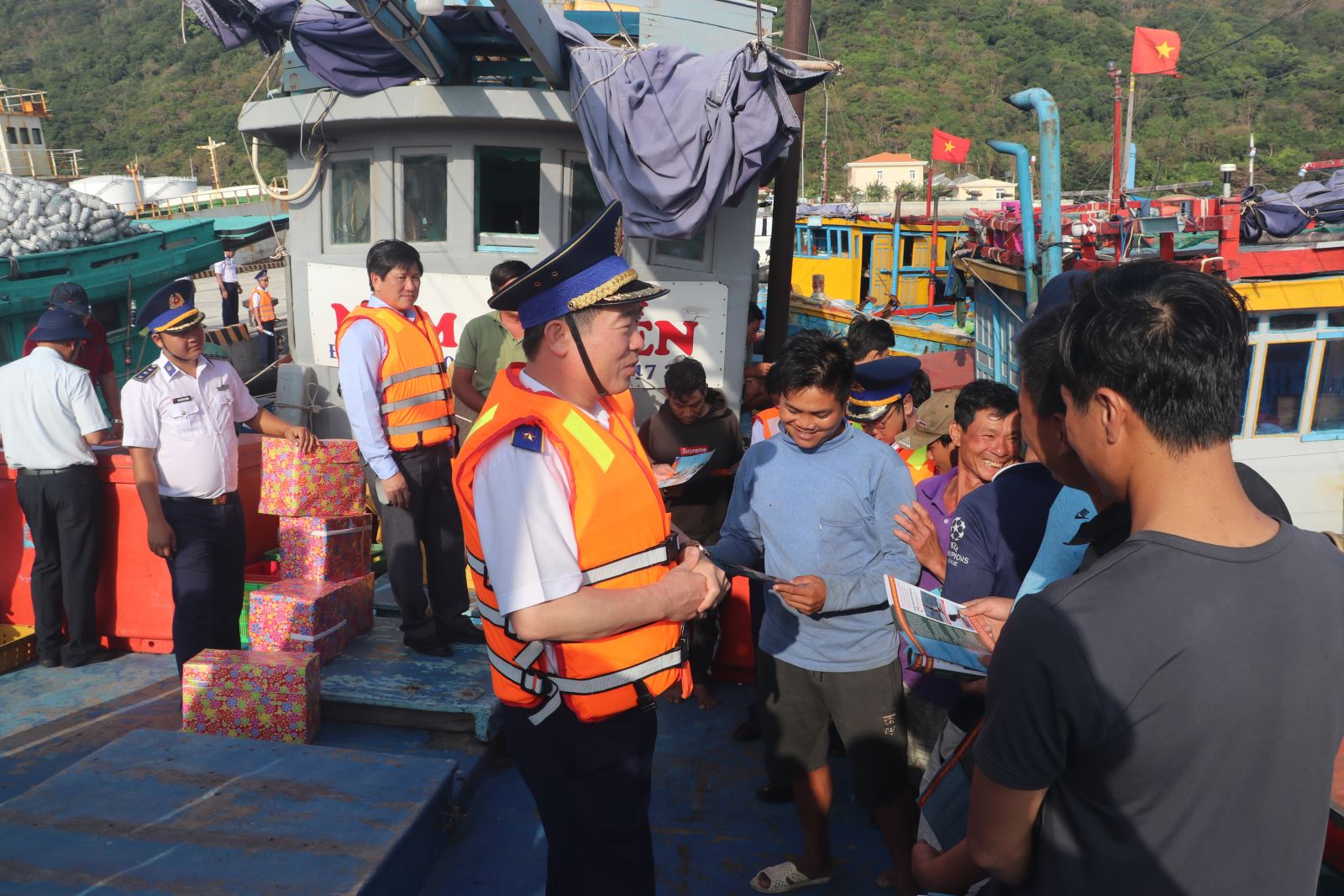 Trung tướng Bùi Quốc Oai, Bí thư Đảng ủy, Chính ủy Cảnh sát biển thăm hỏi động viên ngư dân các tỉnh phía Nam và tuyên truyền chống khai thác IUU tại cảng cá Bến Đầm, huyện Côn Đảo, tỉnh Bà Rịa - Vũng Tàu. Ảnh: Viết Tôn