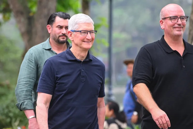 CEO Tim Cook đi dạo tại bờ hồ Hoàn Kiếm vào sáng nay. Ảnh: Giang Huy/AFP