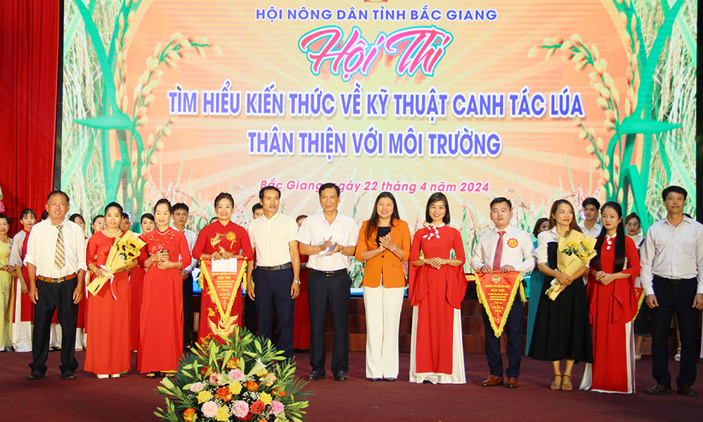 Đại diện Ban Tổ chức Hội thi trao giải A cho HND các huyện: Lạng Giang và Yên Dũng.