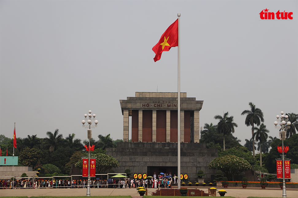 Theo Ban Quản lý Lăng Chủ tịch Hồ Chí Minh, riêng sáng 30/4/2024 đã có 18.770 lượt khách, trong đó có 1.451 khách quốc tế, vào Lăng viếng Bác.