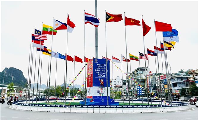 Cờ tổ quốc của các quốc gia thi đấu SEA Games 31 treo tại các khu vực trung tâm. Ảnh: TTXVN phát