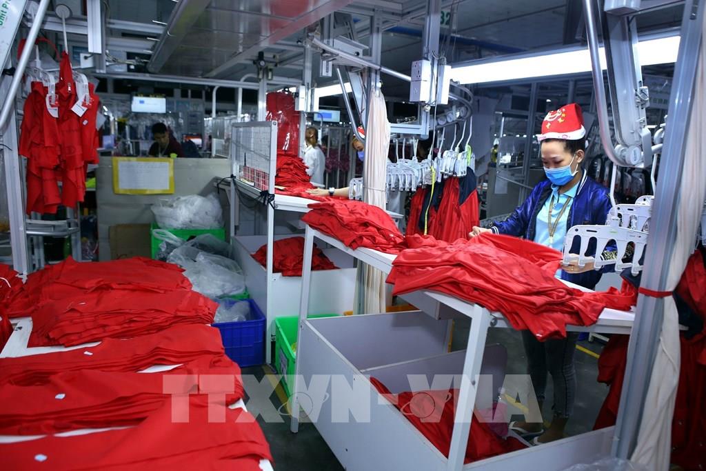 Dây chuyền sản xuất hàng may mặc xuất khẩu tại Công ty TNHH May Accasette Garment, vốn đầu tư của Đài Loan (Trung Quốc), tại khu công nghiệp Sóng Thần 3. Ảnh: Danh Lam – TTXVN