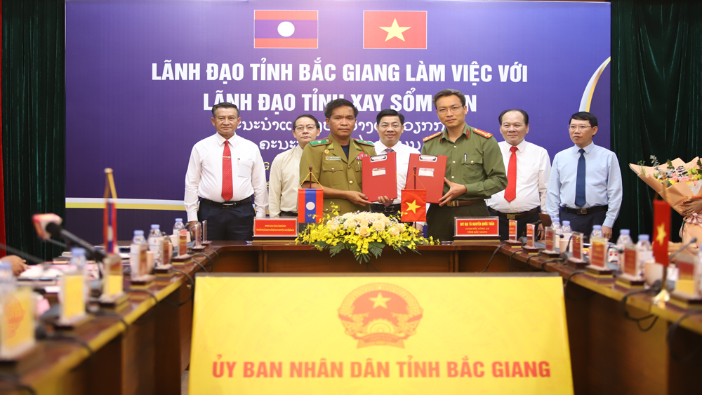 Lãnh đạo hai tỉnh chứng kiến lễ ký biên bản kết nghĩa giữa Công an tỉnh Bắc Giang và Công an tỉnh Xay Sổm Bun.