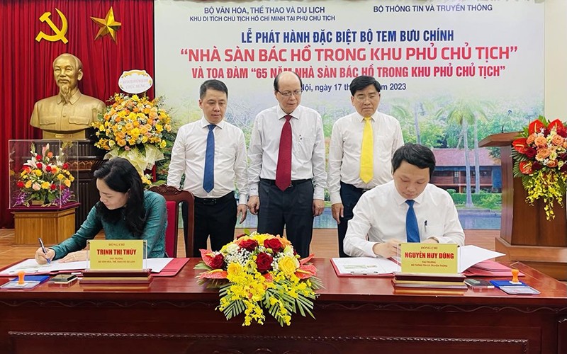 Đại diện lãnh đạo Bộ Văn hóa, Thể thao và Du lịch và Bộ Thông tin và Truyền thông thực hiện nghi thức ký bìa phát hành đặc biệt bộ tem.