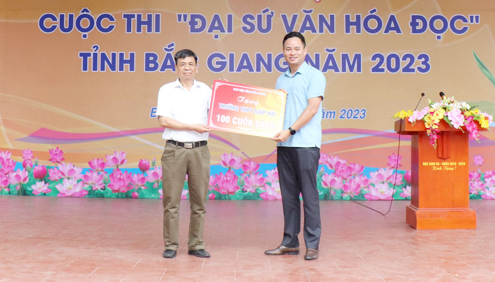 Ông Trương Quang Hải, Giám đốc Sở Văn hóa, Thể thao và Du lịch trao tặng sách cho Trường THPT Giáp Hải.